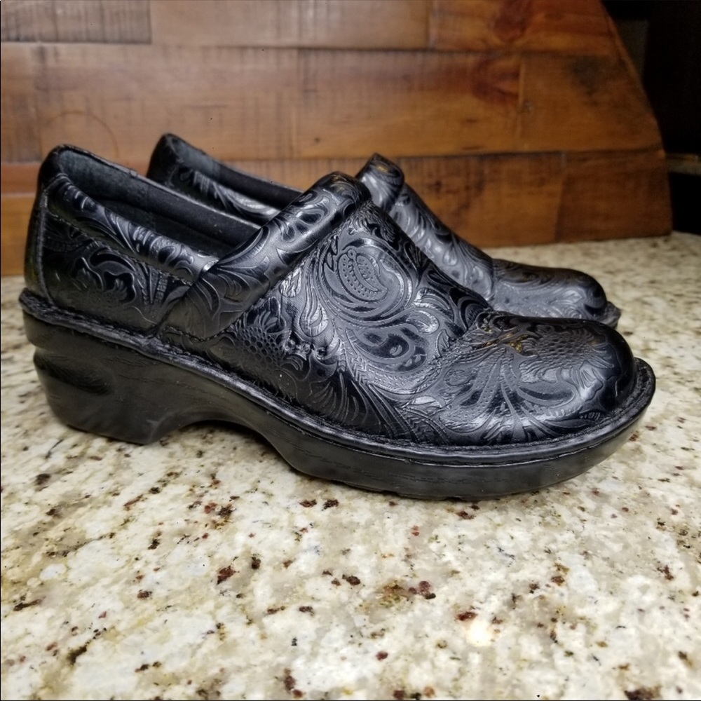 Boc Born Clogs Size 8 1/2 Black Tooled Pattern